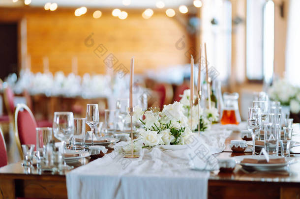 漂亮的装饰桌子为这次活动.婚礼、生日、聚会、活动概念.