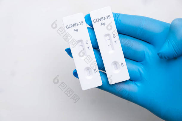 医生用Covid-19型阳性和阴性抗原检测快速检测疾病，并提供了带复制空间的橡胶手套。快速链球菌试剂盒中的考拉韦尔斯试剂盒.