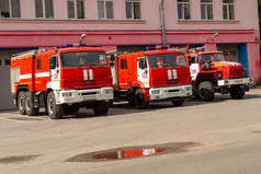 三辆红色消防车，随时待命.