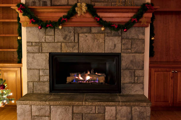 天然气插入壁炉，陶瓷圆木，装饰圣诞节快乐或新年快乐的概念