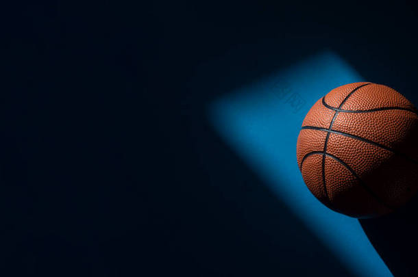 蓝色背景上有自然光的棕色新<strong>篮球</strong>运动。运动队的概念。横向体育主题<strong>海报</strong>、贺卡、头饰、网站和应用程序