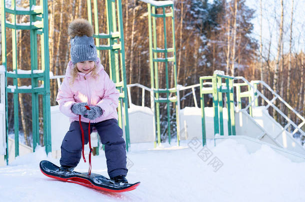 可爱的小女孩学习骑<strong>儿童</strong>滑雪板，为<strong>儿童</strong>准备冬季运动，积极运动的安全性