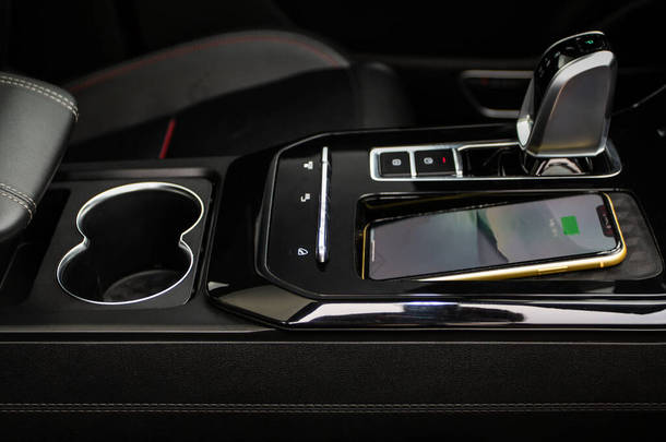 现代汽车中的无线移动充电器.智能手机用便携式无线充电器。无线充电器电话费.