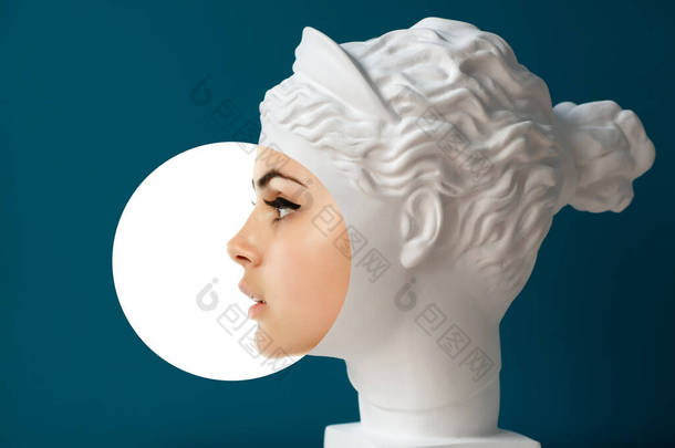 当代拼贴的石膏雕像<strong>头像</strong>和美丽的女性<strong>形象</strong>.古老与现代。多样性和结合