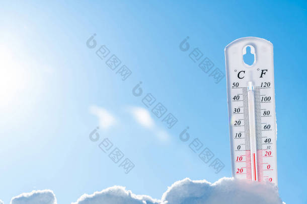 雨雪中的温度计.气候，天气，预报。外面的温度雪中的温度计显示温度低于零.在多雪的天气下，气温低，气温高