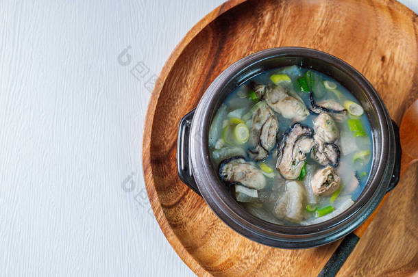 古尔古克，韩式牡蛎汤：由煮沸的新鲜牡蛎配上萝卜、豆腐、洋葱、凤尾鱼和蘑菇制成。大家都知道，在汤中加入褐色海藻和切碎可以去除鱼腥味。.