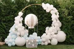 度假派对的装饰。很多气球都是蓝色和白色的。带着球的圆形照片区域，旁边是一个装有篮子的儿童球