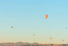 日出时,热气球在天空中飘扬.旅行，梦想成真