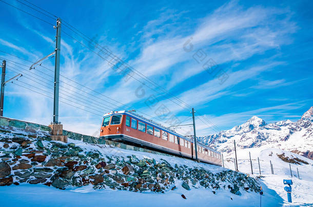 红色列车驶向gornergrat车站。白雪覆盖<strong>的风景</strong>映衬蓝天.<strong>冬天</strong>在阿尔卑斯山里<strong>美丽的风景</strong>.