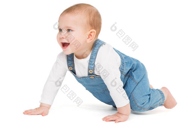 快乐爬行婴儿侧看白色。笑积极的孩子学习爬行。婴儿发展与成长。穿着牛仔裤的顽皮小孩儿被隔离了