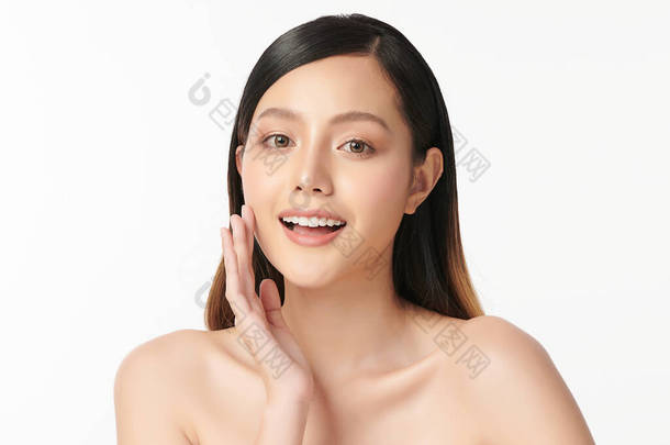 年轻美丽的亚洲女人，有着洁白的背景、脸蛋护理、面部护理、美容<strong>美发</strong>、美容<strong>美发</strong>、水疗、亚洲女性肖像.