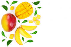 芒果水果和片饰以叶子的白色背景与复制空间为您的文本。顶部视图