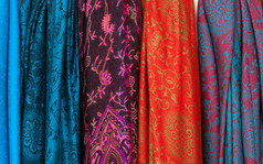 多彩的围巾挂在市场