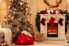 有圣诞老人包、壁炉和圣诞树的客厅的内部