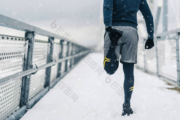 一个英俊的中年男人，留着胡子在外面跑来跑去，在寒冷的<strong>大雪</strong>中锻炼。运动和健身动机<strong>主题</strong>.