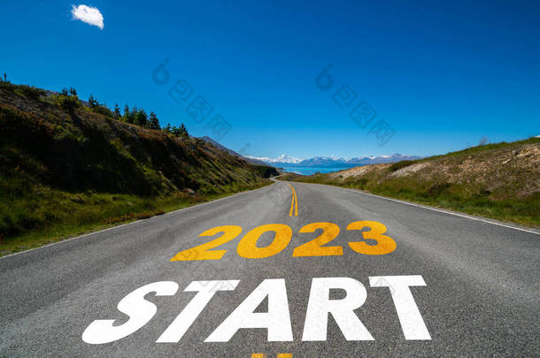 <strong>2023</strong>新年道路旅行及远景规划。自然美景与高速公路通向<strong>快乐</strong>新年的道路在<strong>2023</strong>年初迎来了一个崭新而又成功的开始 .