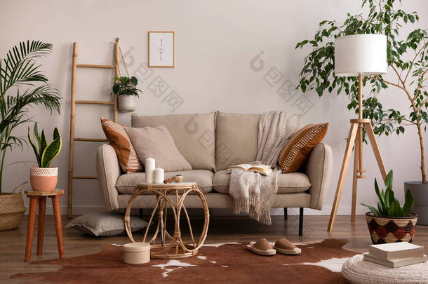 客厅内饰风格新颖，米色沙发配以褐色地毯、枕头、格子布、咖啡桌和个人配饰。米黄色的墙，有模拟的<strong>海报</strong>框架。<strong>家居</strong>装饰。模板.