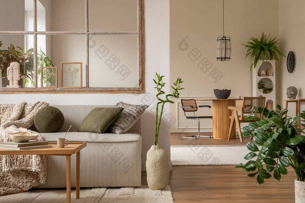 室内设计舒适的开放空间与模块化沙发，绿色枕头，编织格子布，木制咖啡桌，藤椅，圆桌，植物和个人附件。<strong>家居装饰</strong>。模板.