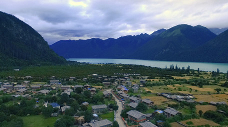 西藏深处的村庄和森林