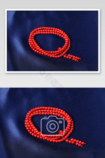 红色珠宝玛瑙宝石手镯项链蓝色丝绸摄影图片