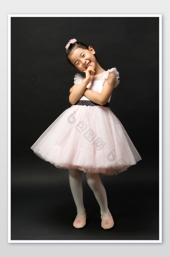 黑色背景穿着粉色纱裙的小女孩图片图片
