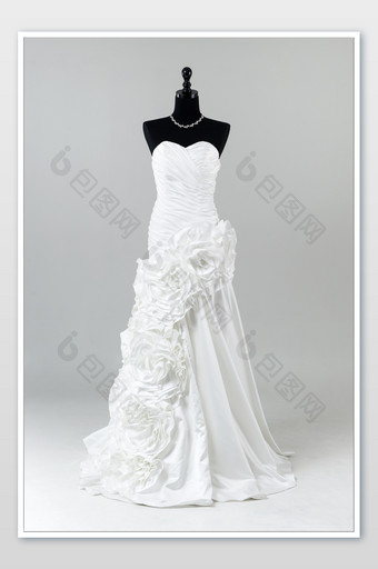 模型身上的白色玫瑰婚纱和项链图片