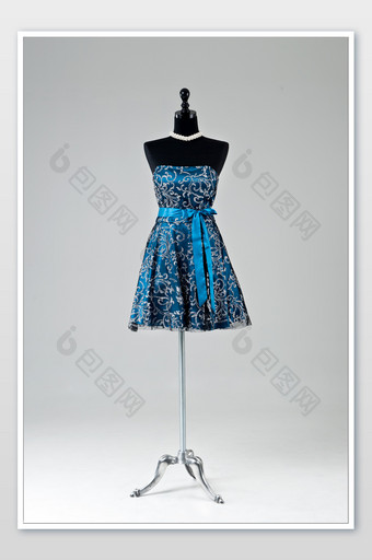 模型身上的宝石蓝色礼服短裙和项链图片