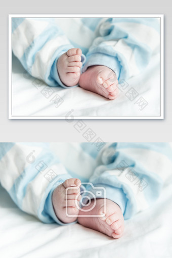 穿着蓝色裤子的婴儿的小脚特写图片