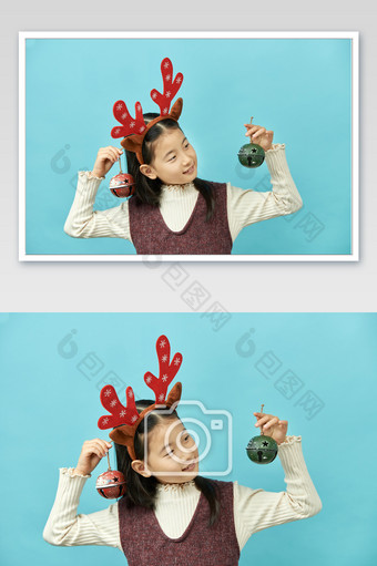 圣诞节提着铃铛玩耍的女孩图片