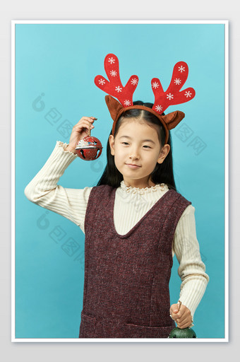 圣诞节提着铃铛玩耍的女孩竖图图片