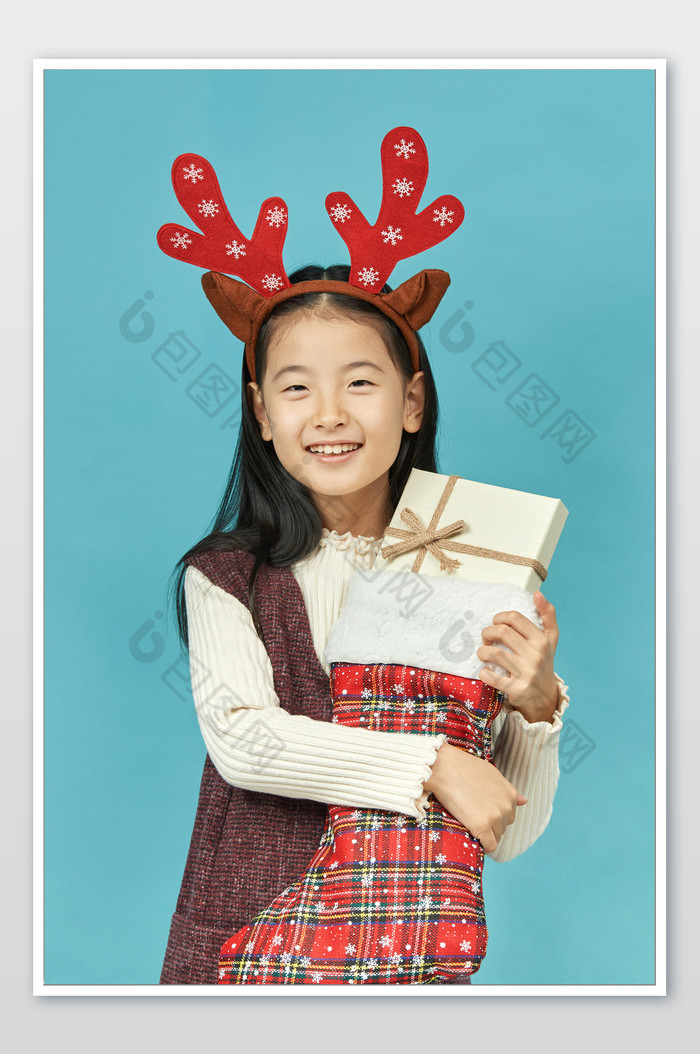 圣诞节抱着圣诞礼物的小女孩近景图片图片