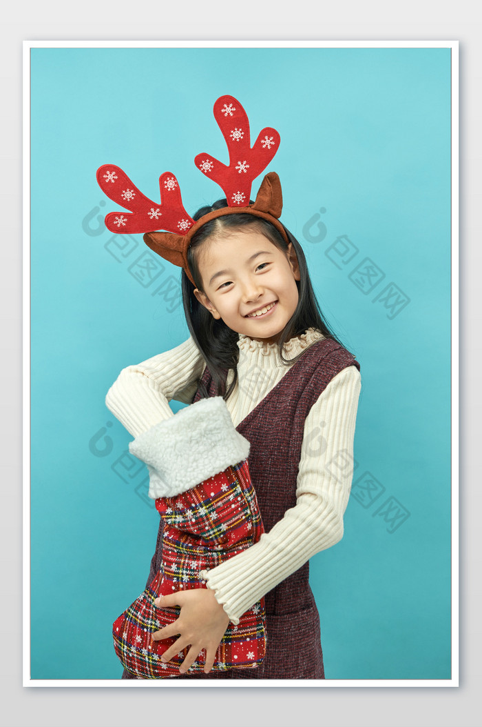 小女孩从圣诞袜中找礼物图片图片