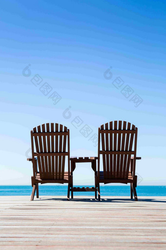 沿海公园座椅温馨场景摄影图