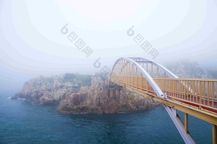 黄色吊桥海上岛屿风景建筑摄影图