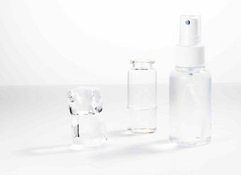 透明冰块喷雾壶玻璃瓶摄影图