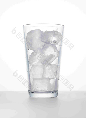 水杯中的凉爽冰块素材摄影图