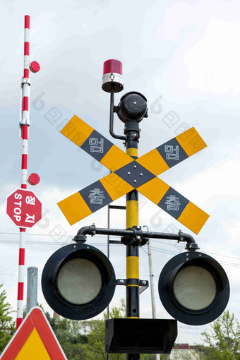 铁路路牌红绿灯黄牌特写摄影图