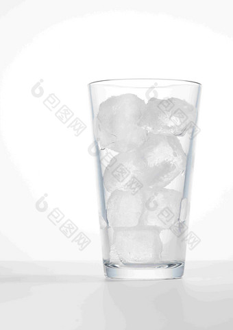 玻璃杯中的冰块摄影图