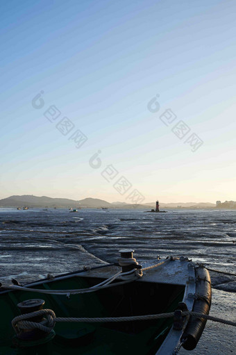 港口钓鱼船行业泥泽地风景摄影图