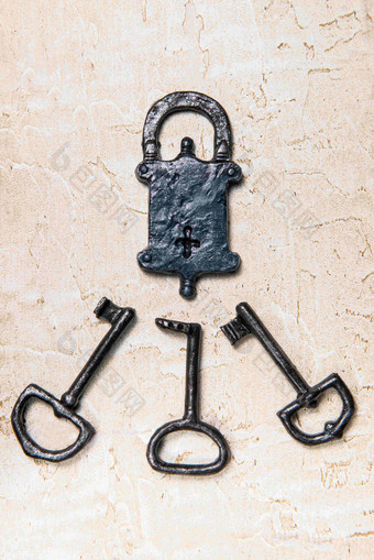 西式钥匙门锁遭腐蚀的铁锁具摄影图