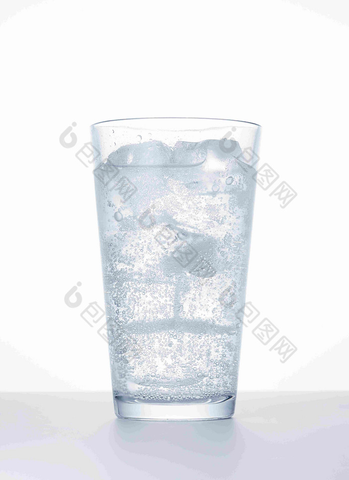 一杯夏季冰块冷饮冰饮料素材摄影图