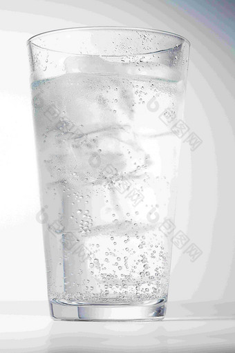 夏天苏打水冰块玻璃凉爽饮料摄影图