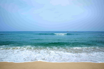 蓝天大海海水湛蓝海滩海边白哗哗的海水