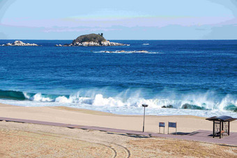 海滩边白色浪花海中礁石小岛及海边景观