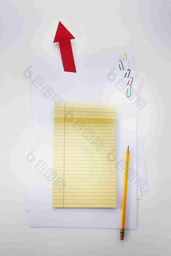 黄色笔记本红色箭头文件静物摄影图