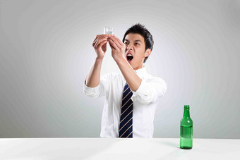 举杯怒吼的男人喝酒场景摄影图