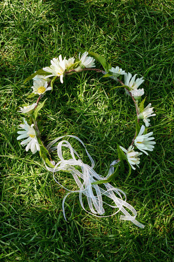 白色花环植物婚姻头饰场景摄影图