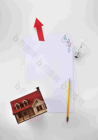 住房模型办公用品红色箭头概念摄影图