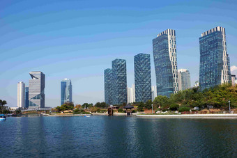 韩国松岛中央公园湖边现代化的高楼大厦