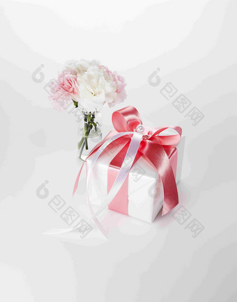 花瓶里的康乃馨周年纪念日礼物盒摄影图